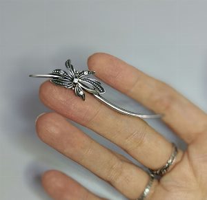 Серебряная элегантная брошь "Ирис"