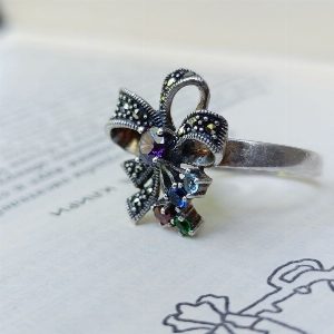 Серебряное кольцо "Бант" с вставками из самоцветов и марказитов