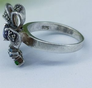 Серебряное кольцо "Бант" с вставками из самоцветов и марказитов
