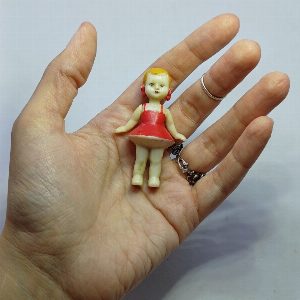 Куколка миниатюрная с бантиками "Кукленок Оля". Колкий пластик. СССР