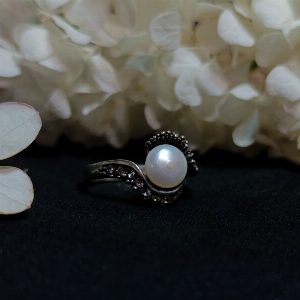 Серебряное кольцо с жемчугом и фианитами