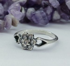 Серебряное миниатюрное кольцо с фианитами