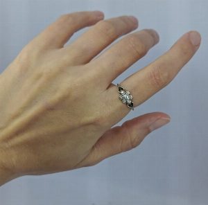 Серебряное миниатюрное кольцо с фианитами