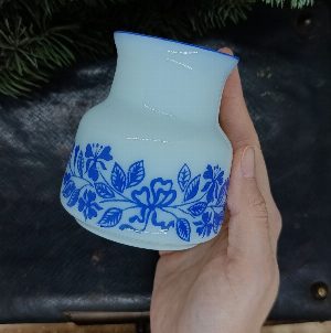 Миниатюрная вазочка из молочного стекла