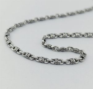 Длинная серебряная цепь комбинированного плетения