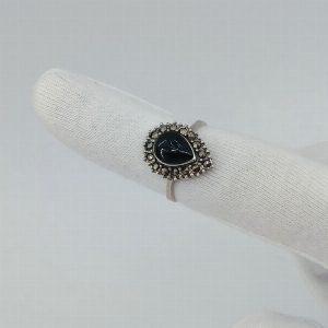 Серебряное  кольцо с агатом и марказитами