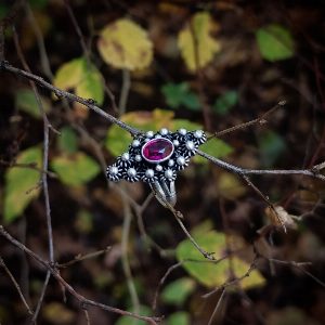 Винтажное серебряное кольцо с малиновым корундом
