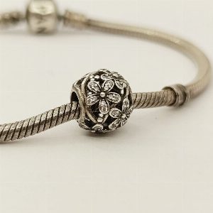 Серебряный шарм "Dazzling Daisy Meadow" PANDORA 