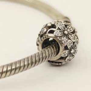 Серебряный шарм "Dazzling Daisy Meadow" PANDORA 